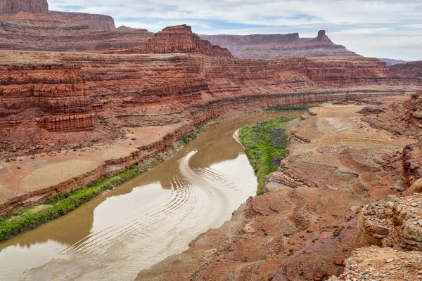 Barco de hidromasaje que transporta kayaks aguas arriba del río Colorado —  Fotos de Stock