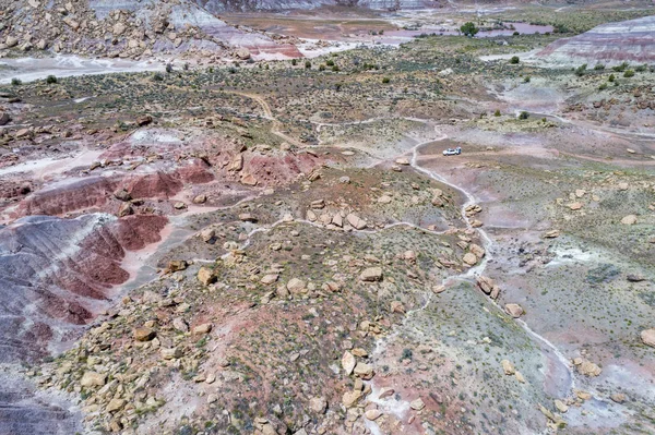 Carro SUV no deserto rochoso - vista aérea — Fotografia de Stock