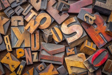 alfabe soyut - rasgele Tipo ahşap arka plan yazın baskı blokları, karışık yazı tipleri, üstten görünüm