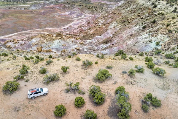 Carro Suv Dirigindo Uma Mesa Acima Deserto Rocha Vista Aérea — Fotografia de Stock