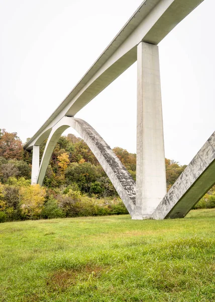 Natchez izleme Parkway çift kemer Köprüsü — Stok fotoğraf