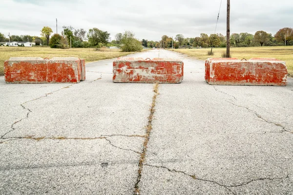 Heavy concrete roadblocks — Stock Photo, Image