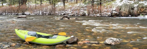 Kayak inflable de aguas bravas en tormenta de nieve de primavera —  Fotos de Stock