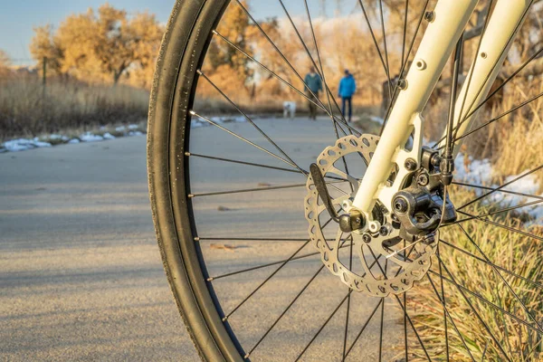 Trilha de bicicleta vista através da roda dianteira — Fotografia de Stock
