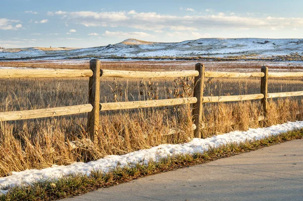 Åkrar och kullar i slutet av hösten landskap längs en cykelväg — Stockfoto