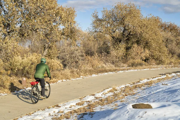Winter pendelen op een fietspad — Stockfoto