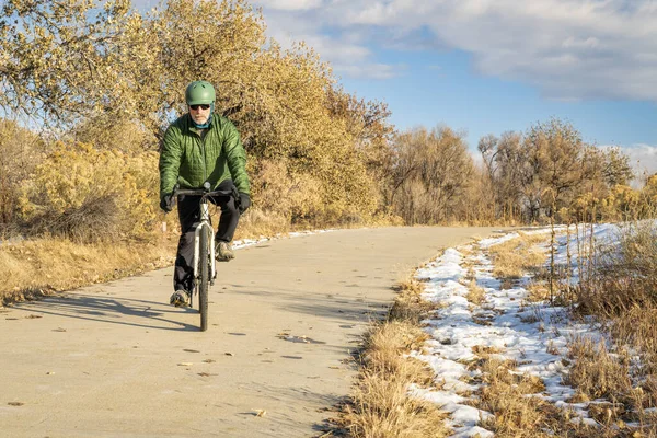 Winter pendelen op een fietspad — Stockfoto