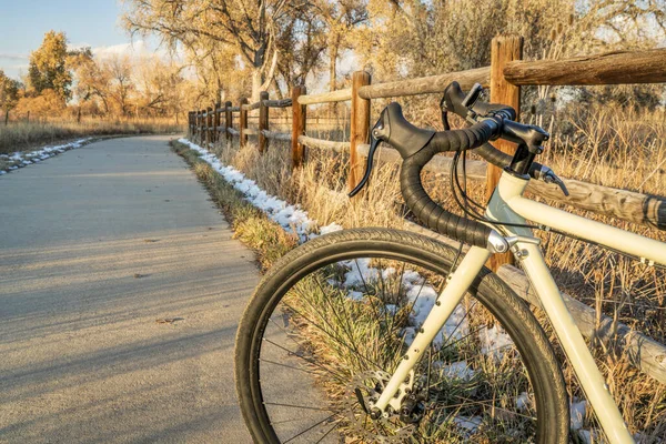 Touring cykel på en cykelled i slutet av hösten — Stockfoto