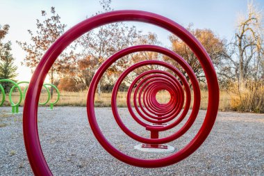 spiral şekilli bisiklet rafları