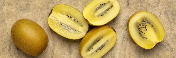 Rad av skära guld kiwifrukt bär — Stockfoto