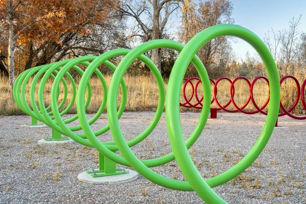 Prateleiras de bicicleta em forma de espiral — Fotografia de Stock