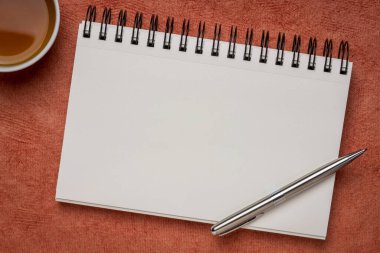 çay ile boş spiral sanat sketchbook