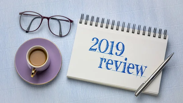 Recensietekst 2019 in notebook — Stockfoto