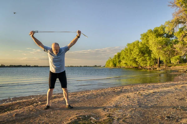 Estiramiento y ejercicio con una cuerda de salto — Foto de Stock