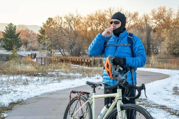 Βάζοντας balaclava και κράνος για το χειμώνα ποδηλασία — Φωτογραφία Αρχείου