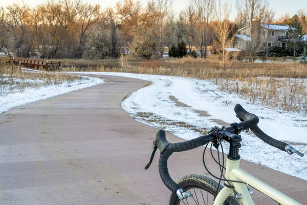 Passeio de bicicleta em uma trilha de bicicleta no final do outono — Fotografia de Stock