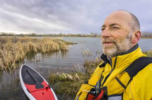 Retrato ambiental SUP paddler sênior — Fotografia de Stock