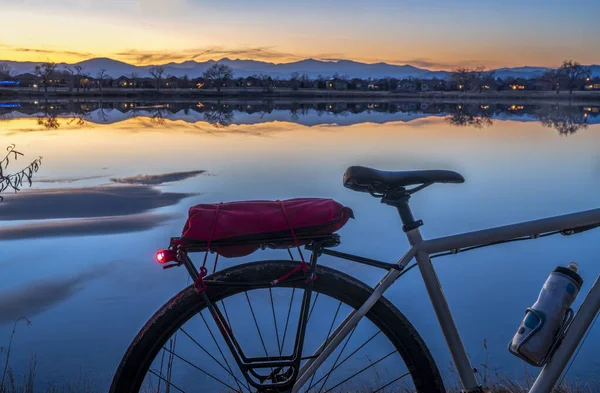 Silueta turné na kole proti západu slunce — Stock fotografie