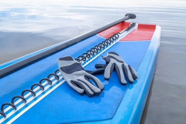 Paddling gloves, safety leash and SUP paddle — Stock Photo, Image