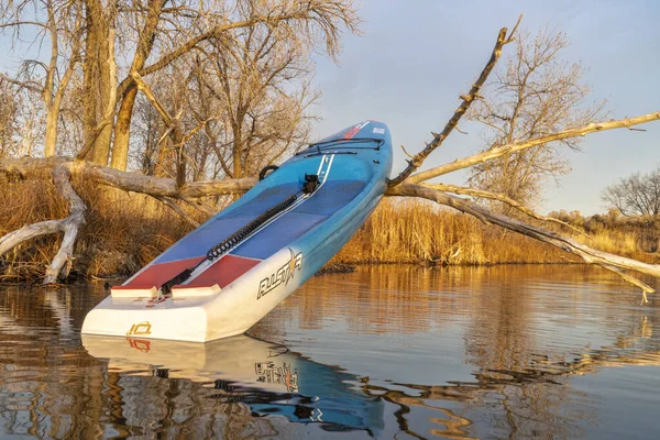 Carreras de stand up paddleboard en un lago en Colorado . — Foto de Stock