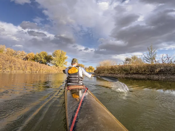 Senior male paddling racing kayak — Stock Photo, Image