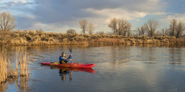 Kayak remando en el lago a principios de primavera —  Fotos de Stock