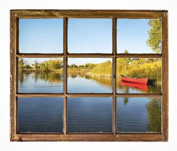 Červené kanoe na břehu jezera — Stock fotografie