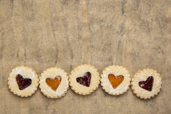 Engarrafamento biscoitos de coração em papel texturizado — Fotografia de Stock