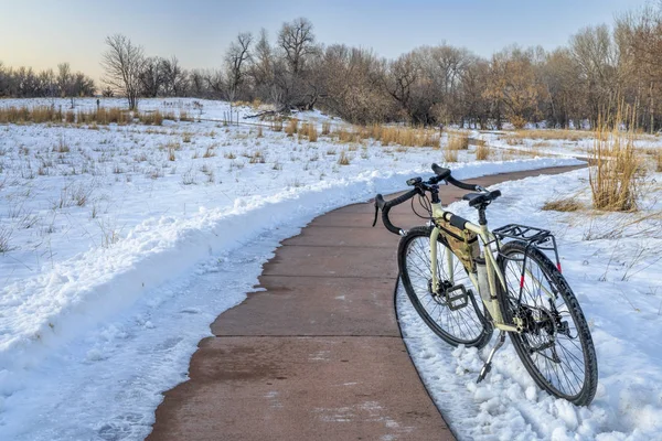 Bicycle on windy trail in winter scenery — ストック写真