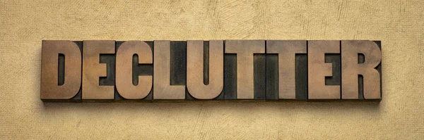 Declutter palavra abstrato em tipo de madeira — Fotografia de Stock