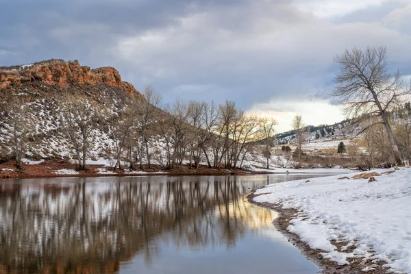 Lago de montaña en el paisaje de invierno en las estribaciones de Colorado — Foto de Stock