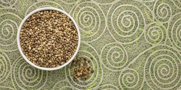 Sementes de cânhamo em uma tigela cerâmica — Fotografia de Stock
