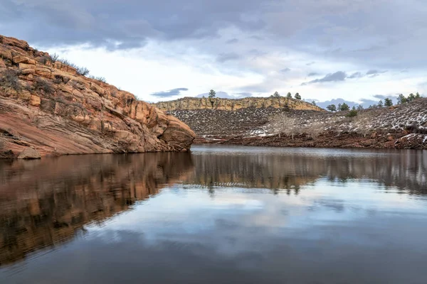 Lago de montaña en el paisaje de invierno en las estribaciones de Colorado — Foto de Stock