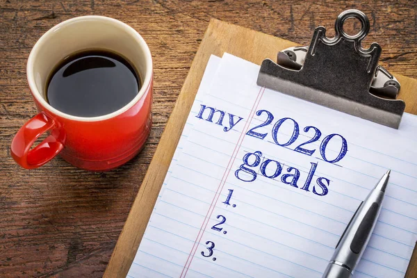 2020 goals on blackboard on clipboard — Stock Photo, Image