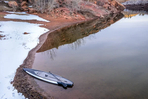 Vinter stå upp paddling på sjön i Colorado — Stockfoto