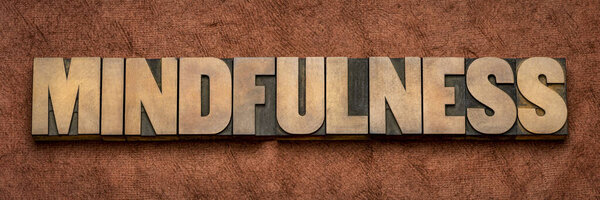 слово внимательность абстрактное в типе типографского дерева
