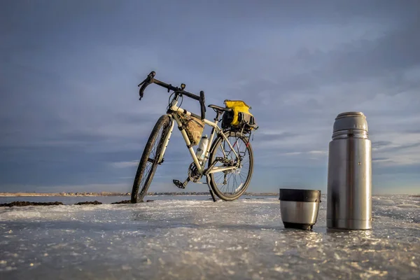 Kışın bisiklet sürerken sıcak çay molası — Stok fotoğraf