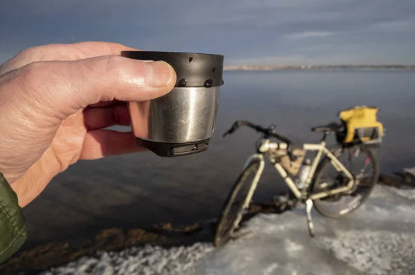 冬季骑单车期间的热茶休息 — 图库照片