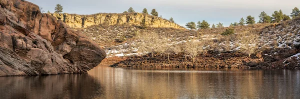 Lago di montagna nel paesaggio invernale ai piedi del Colorado — Foto Stock