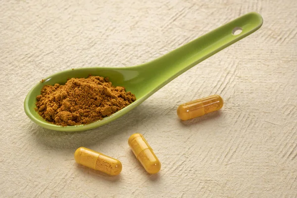 Turmeric root powder and supplement capsules — Stock Photo, Image