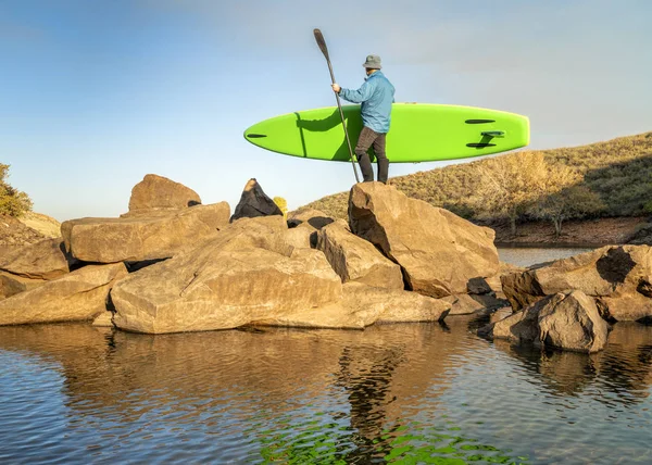 Paddler with inflatable stand up paddleboard — Stock Photo, Image