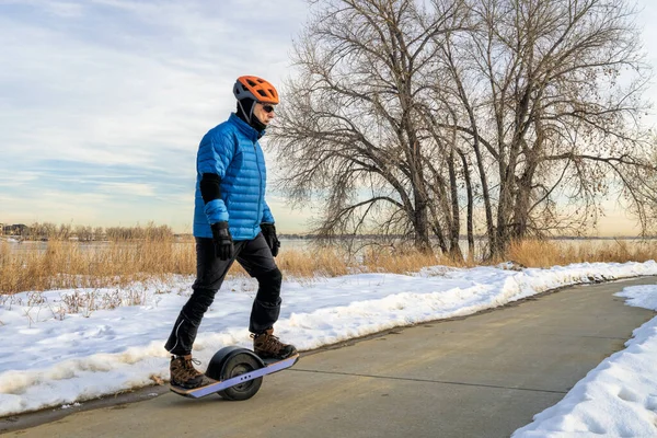 Commuting on electiric skateboard — Stock Photo, Image
