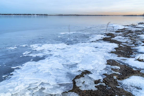 Dämmerung über zugefrorenem See im nördlichen Colorado — Stockfoto
