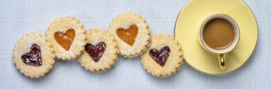 reçel kalp bisküvi ve kahve
