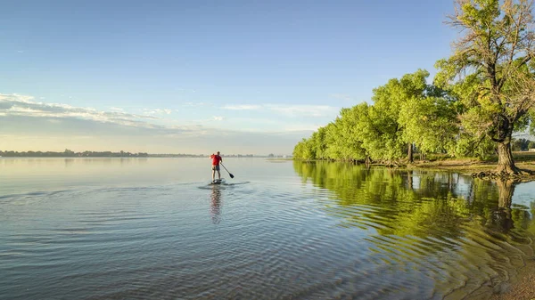 Paddling stand up paddleboard su un lago — Foto Stock