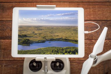 Nebraska Sandhill 'den geçen Kasvetli Nehir