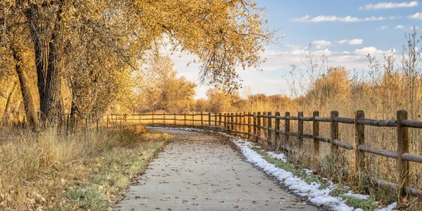 Paysage de fin d'automne sur une piste cyclable avec des arbres de peuplier — Photo