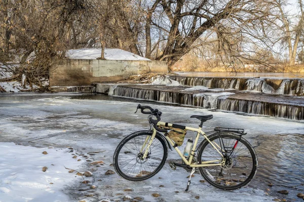 Bici da turismo e un fiume nel paesaggio invernale — Foto Stock