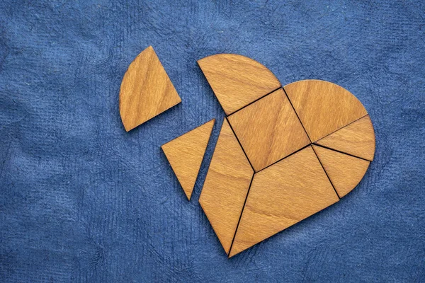 Quebra-cabeça de tangrama de coração de madeira — Fotografia de Stock