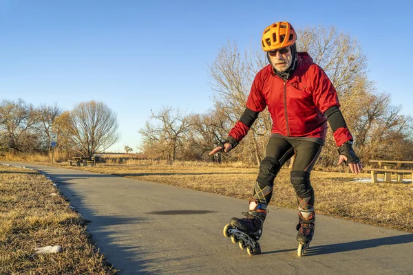 Patinaje en línea en un carril bici —  Fotos de Stock